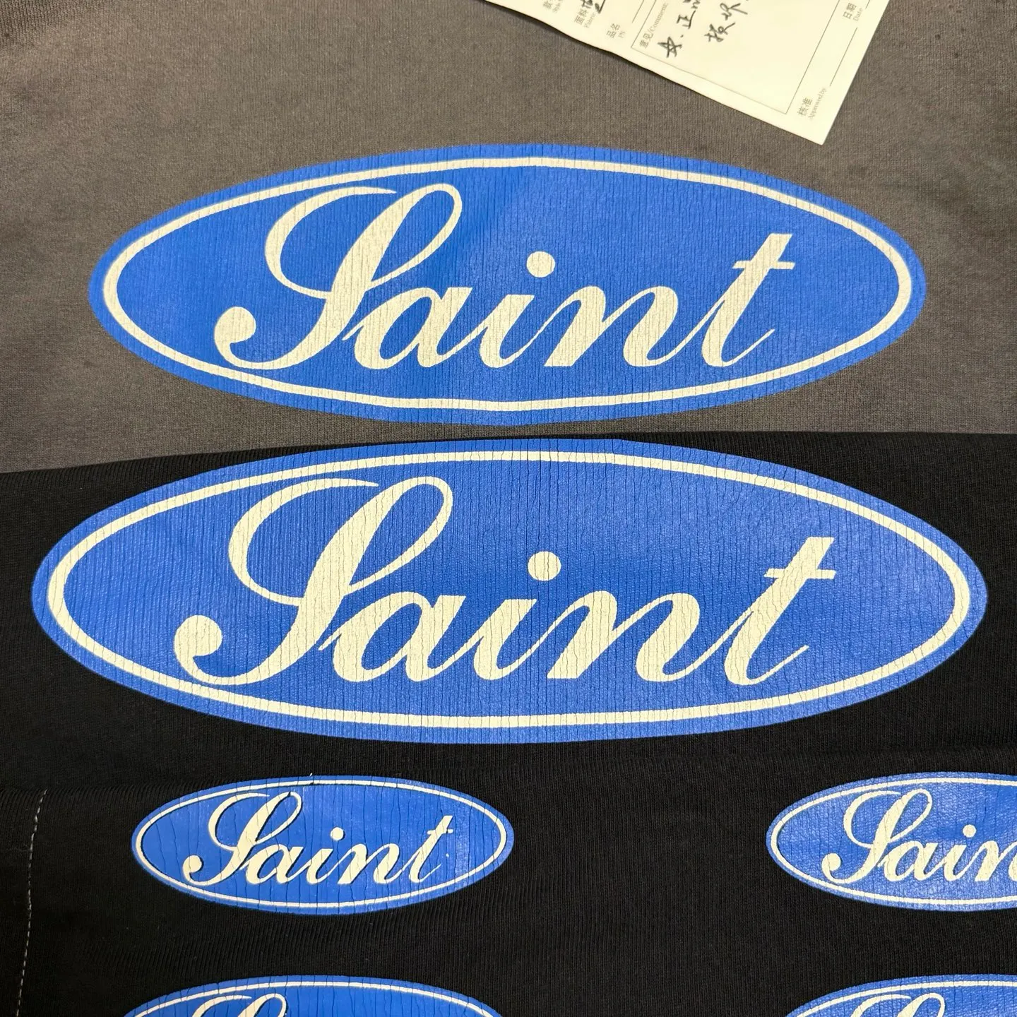 Printed panel SAINT Mxxxxxx HOODIE/LOVE AMONG/BLK blue SAINT barrage slogan hoodie, washed black S-XL, the latest version, revised many times, the version is closer to the original version, and the street flavor is stronger! Heavy washing with water-sprayed fading process for stronger distressing effect. Handmade wormhole destruction treatment. Authentic level extreme distressed crack printing. The main mark and wash mark are all correct versions.